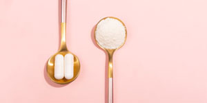 two spoons one with powder and one with capsules to show how collagen can be taken