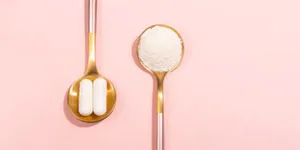 two spoons one with powder and one with capsules to show how collagen can be taken