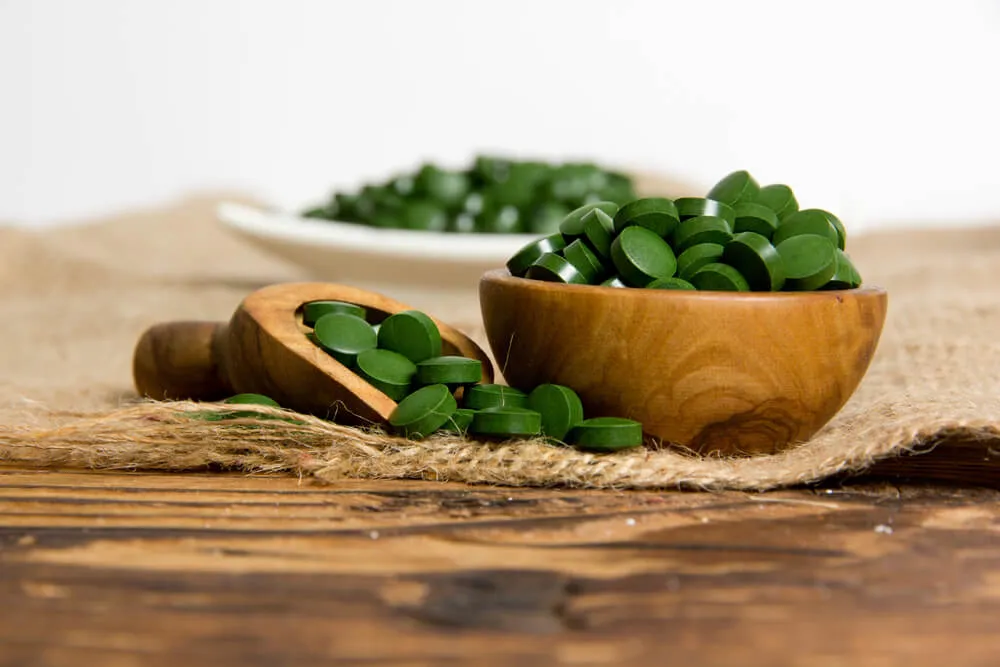 photo-bowls-spoon-full-chlorella-pills