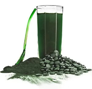 image of a drink made from spirulina and spirulina tablets and powder